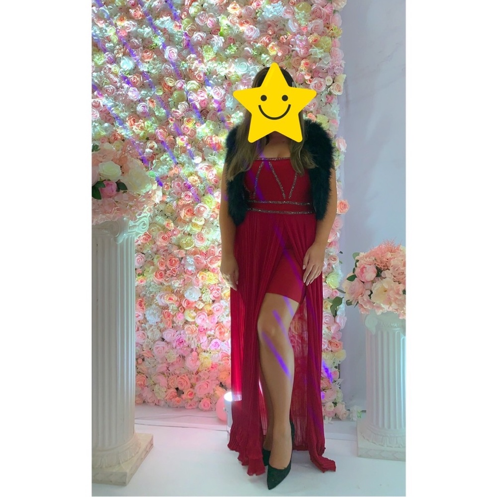 ❗️Gently worn Bebe strapless gown in burgundy ❗️